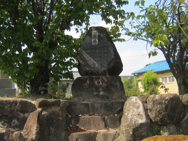 奈良市営七条町南山墓地−記念碑